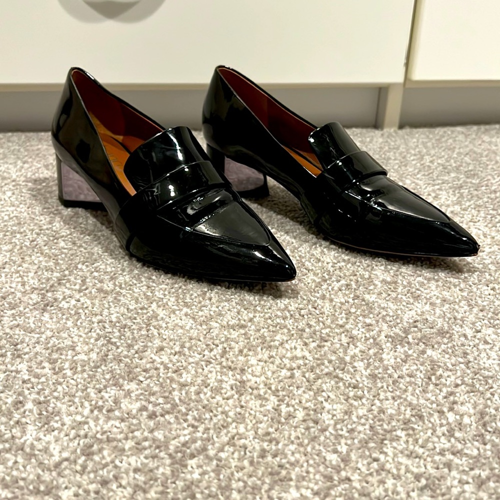 Patent leather loafer low heels. Franco Sarto. Size 6